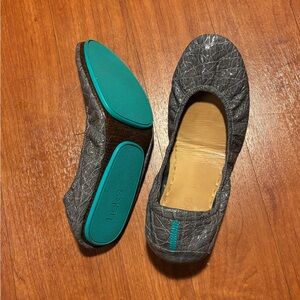grey patent leather tieks!